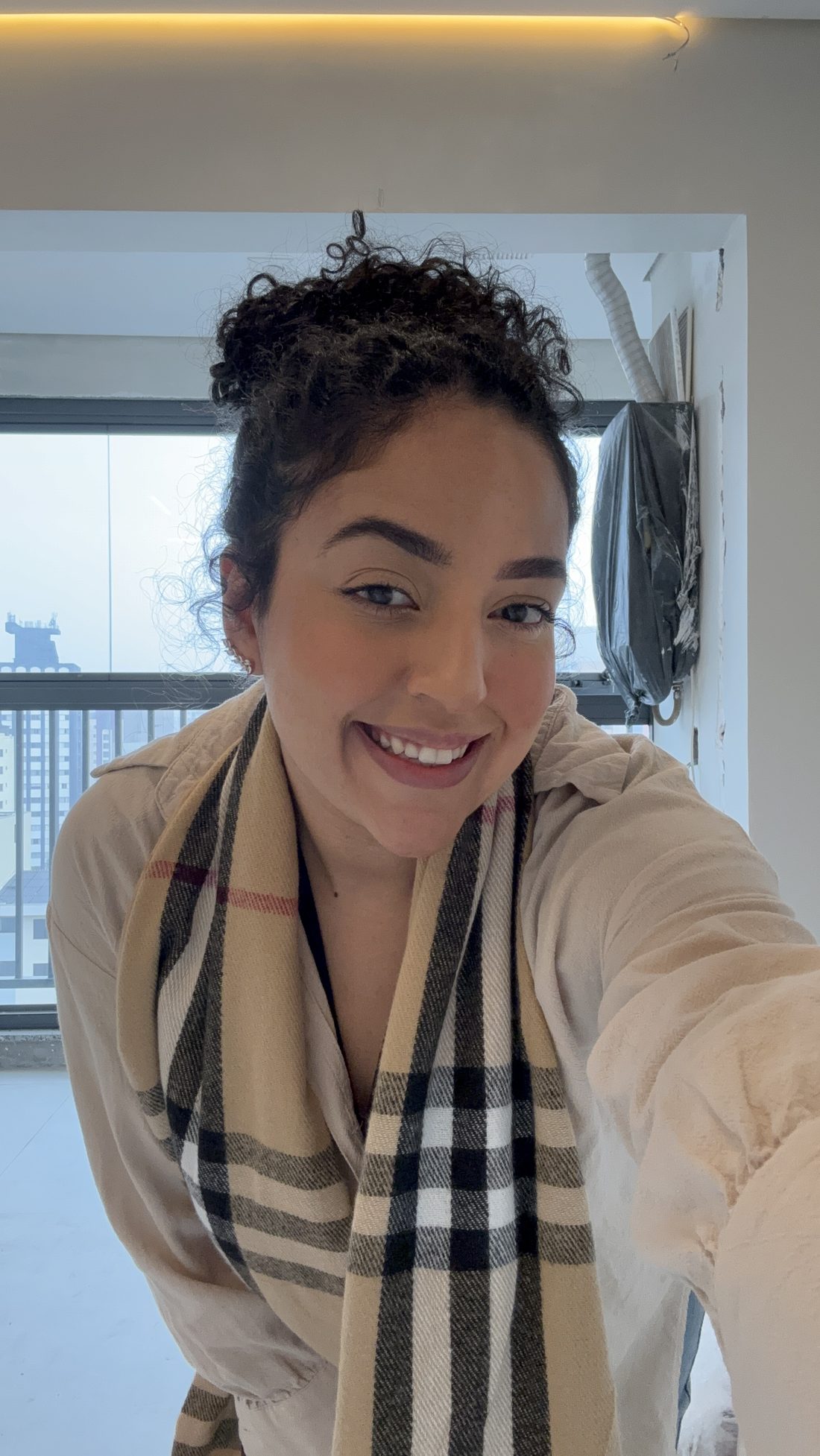 Laleska Lira sorrindo em visita de obra